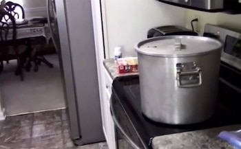 Guy intentó hervir la cabeza