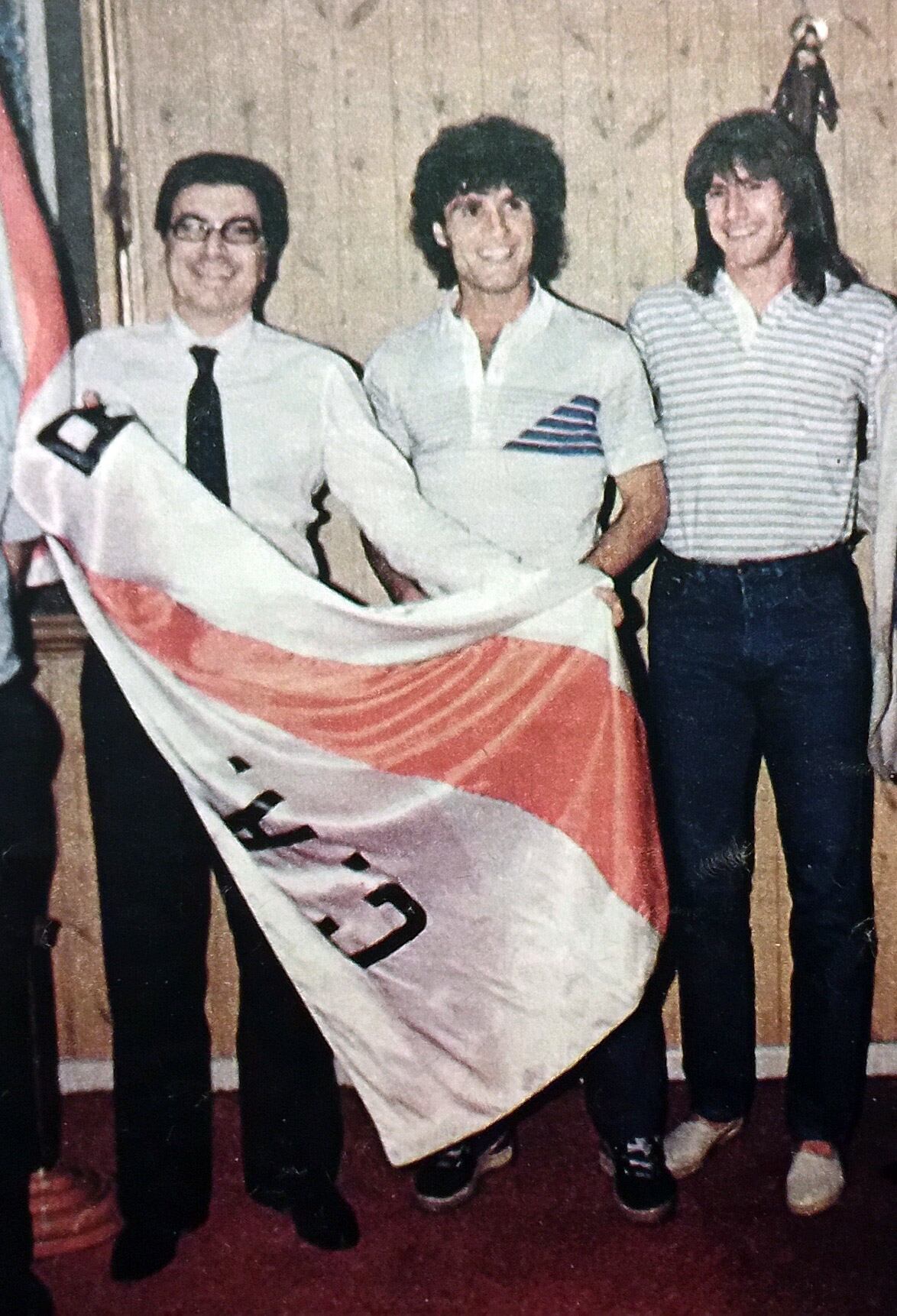 El día de la firma del contrato junto a Hugo Santilli