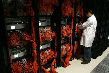 Un técnico revisa las conexiones de una de las supercomputadoras de la red MareNostrum. (Reuters)
