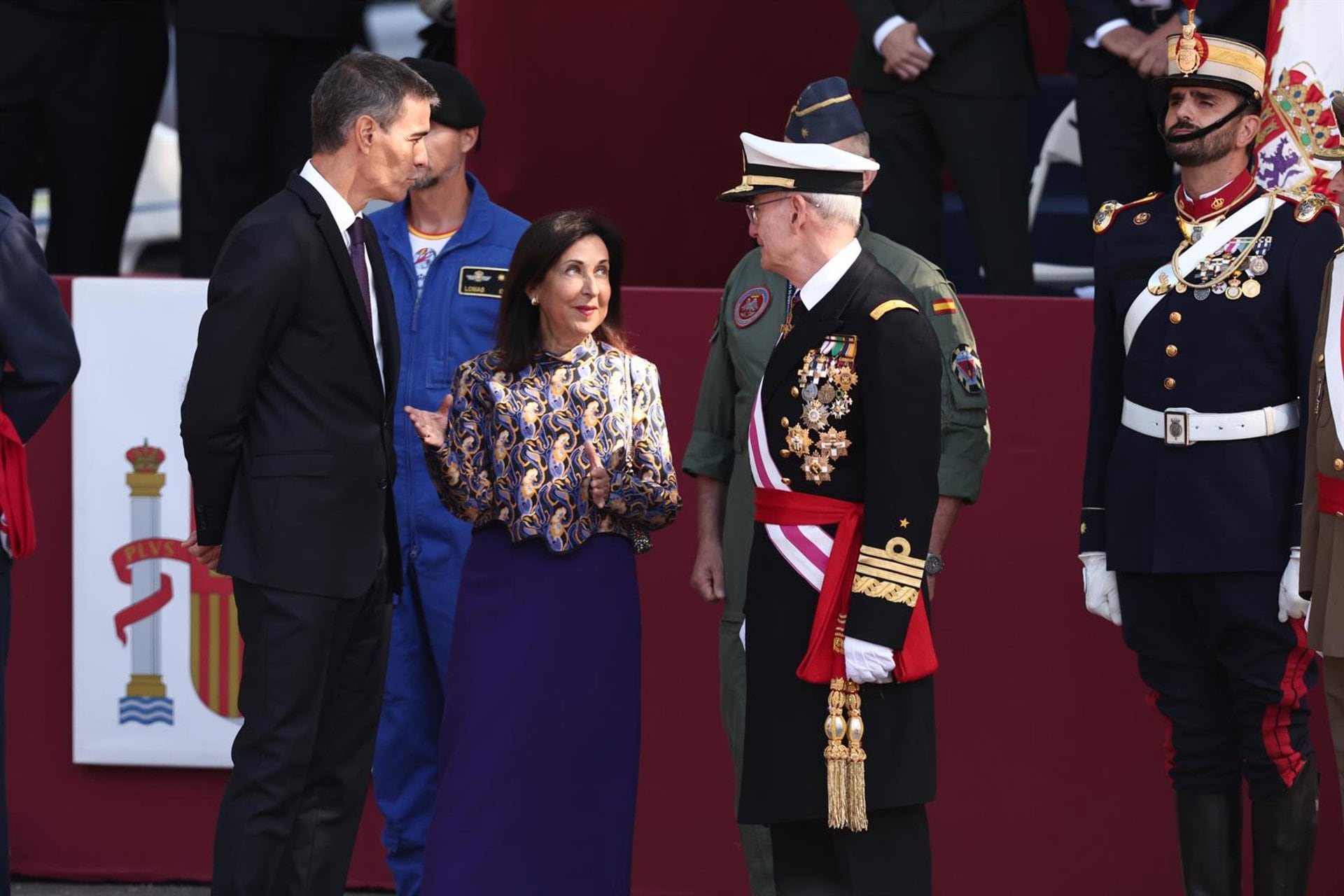 12/10/2026 (I-D) El presidente del Gobierno, Pedro Sánchez; la ministra de Defensa, Margarita Robles, y el Jefe del Estado Mayor de Defensa (JEMAD), Teodoro Esteban López Calderón, durante el acto solemne de homenaje a la bandera nacional y desfile militar por el 12 de octubre, Día de la Hispanidad, en la Plaza de Cánovas del Castillo, a 12 de octubre de 2026, en Madrid (España). Los actos comienzan con el izado de bandera y van seguidos del homenaje a los que dieron la vida por el país. Posteriormente, comienzan los desfiles militares aéreos y terrestres. Alrededor de 4.400 integrantes de las Fuerzas Armadas, las Fuerzas y Cuerpos de Seguridad y distintas instituciones públicas civiles participan este año en el desfile presidido por los Reyes. El desfile aéreo ha contado con 50 aeronaves de caza, enseñanza y transporte, además de alrededor de 30 helicópteros. Por tierra han participado unos 144 vehículos y 39 motocicletas, además de unos 300 caballos y cinco perros pertenecientes a distintas unidades.POLITICA Eduardo Parra - Europa Press