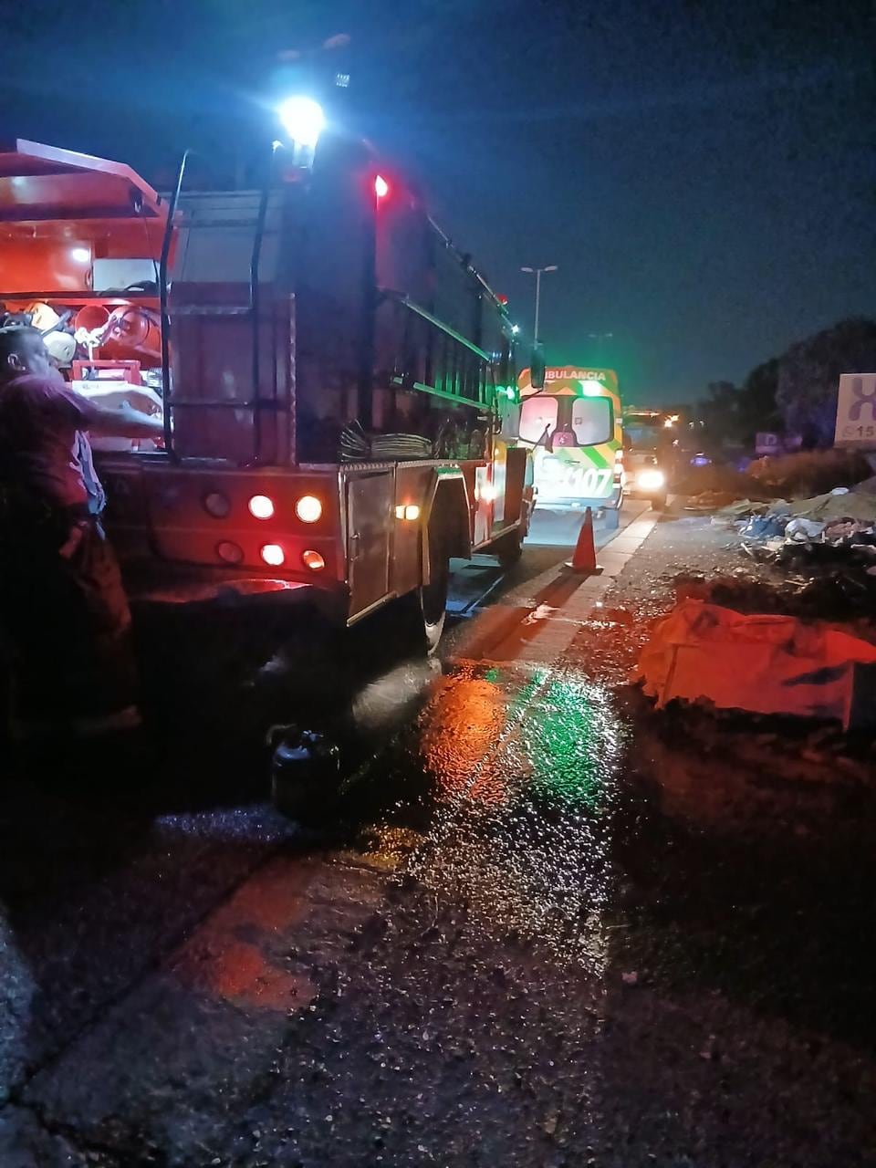 Los bomberos fueron notificados de un incendio en una zona de pastizales