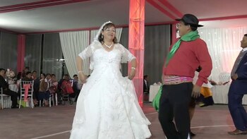 Pareja celebra su boda bailando