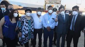 Arce junto a otros funcionarios