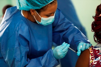 Una enfermera inyecta una dosis de la vacuna Pfizer contra el coronavirus.
EFE/Bienvenido Velasco