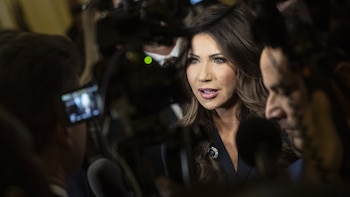 Noem justifica al agente del