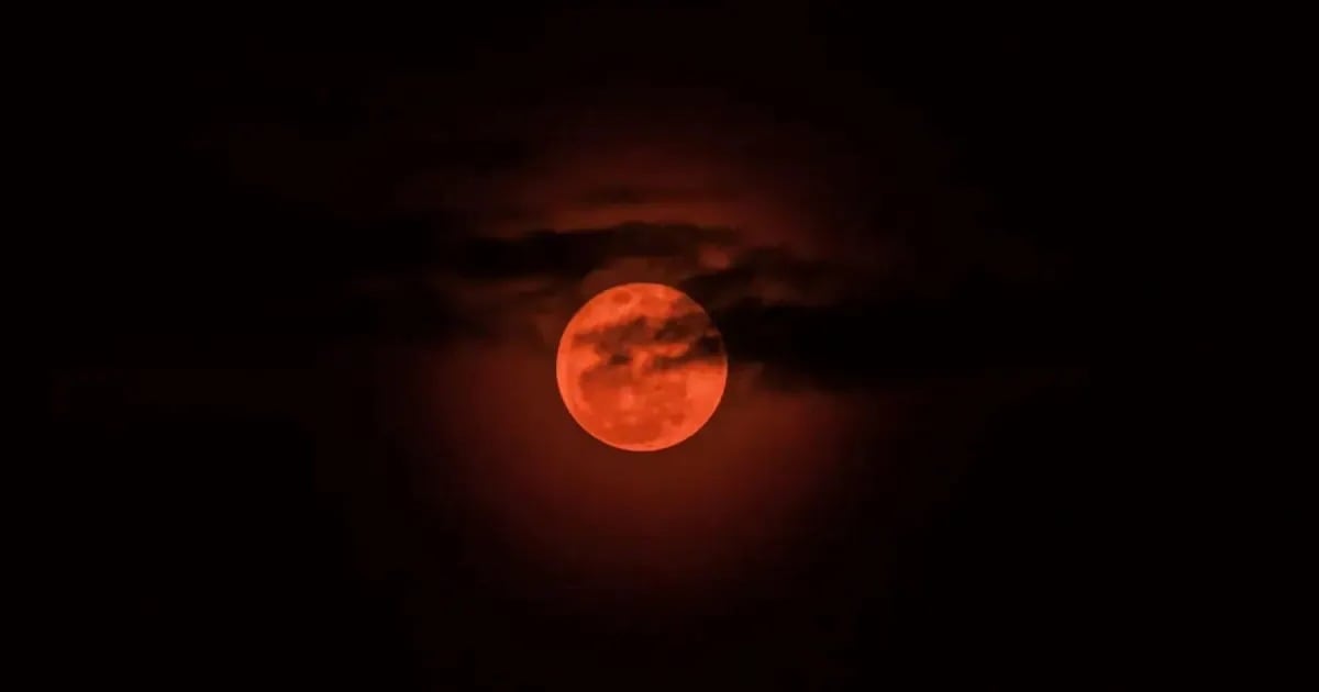 La Luna adquiere un tono rojizo durante el eclipse lunar total observado en El Salvador el 3 de marzo de 2026 (Foto cortesía Noticiero El Salvador)