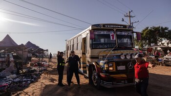 Votantes llegan en autobuses decorados