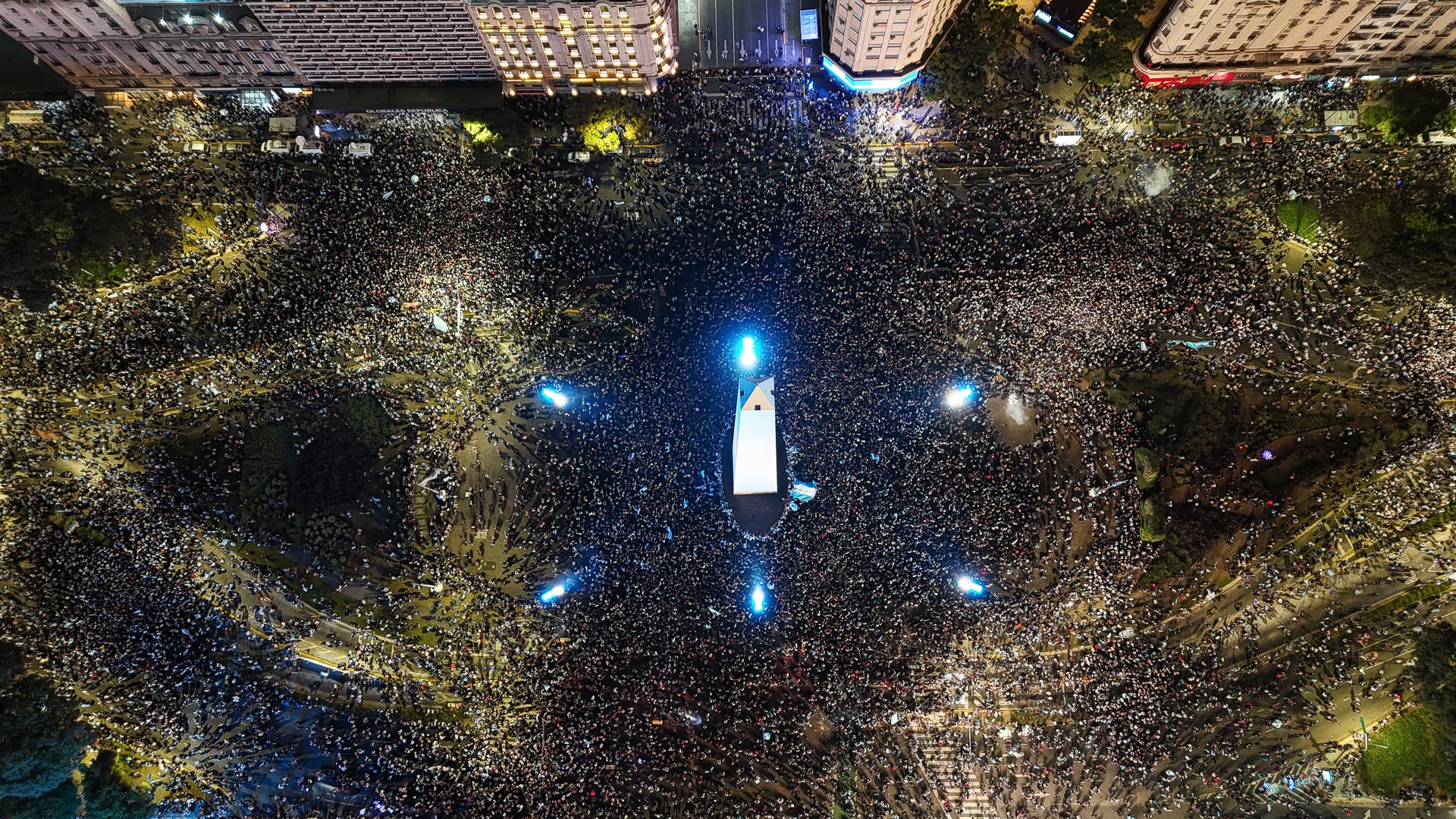 El Obelisco y la avenida 9 de Julio colapsaron por la masividad de personas que festejaron el histórico triunfo ante Inglaterra