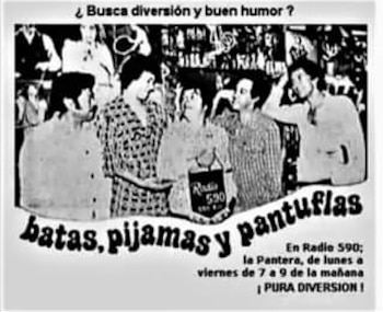 Fotografía en blanco y negro de un cartel con cinco personas y texto publicitario de un programa de radio