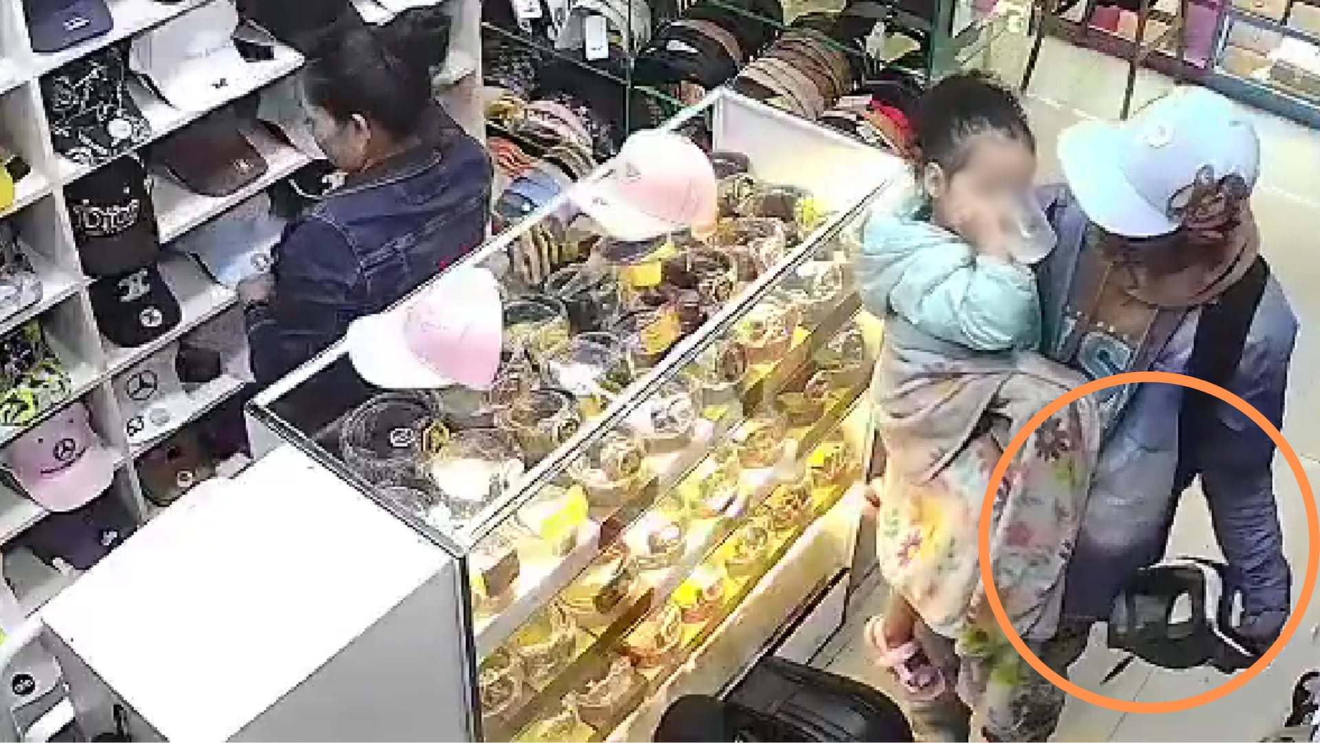 El registro visual muestra la coordinación de los implicados, quienes aprovechan la presencia de una niña para camuflar el delito, lo que ha causado indignación y alerta en la zona comercial de Bogotá - crédito @PasaenBogota/ X