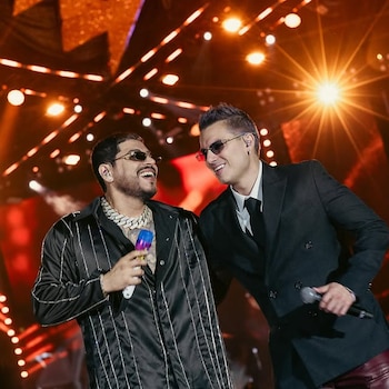 Eduin Caz, líder de la agrupación mexicana, compartió escenario con el cantante colombiano Pipe Bueno - crédito @grupofirme/Instagram