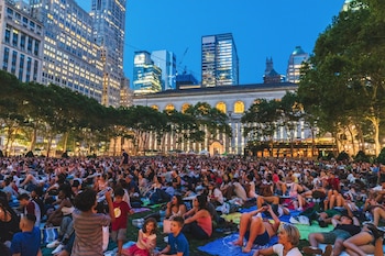 Cada lunes de verano, miles de personas se reúnen para disfrutar de funciones gratuitas al aire libre en pleno Midtown Manhattan.