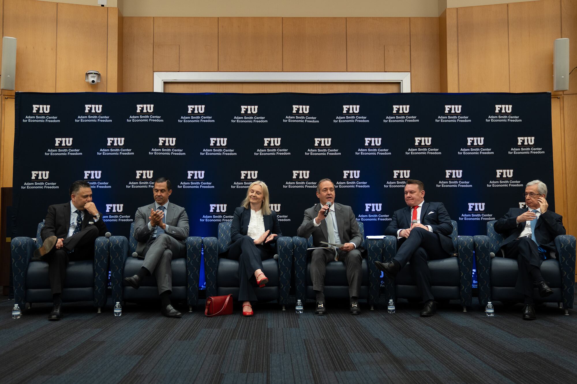 Los participantes del programa de fellows del Centro Adam Smith de FIU del otoño boreal 2026: el exfuncionario del Departamento de Energía estadounidense James Campos; el alcalde de Coral Gables, Vince Lago; la ex primera ministra británica Liz Truss, el eurodiputado polaco Dominik Tarczyski y el jurista ecuatoriano Enrique Herrería.