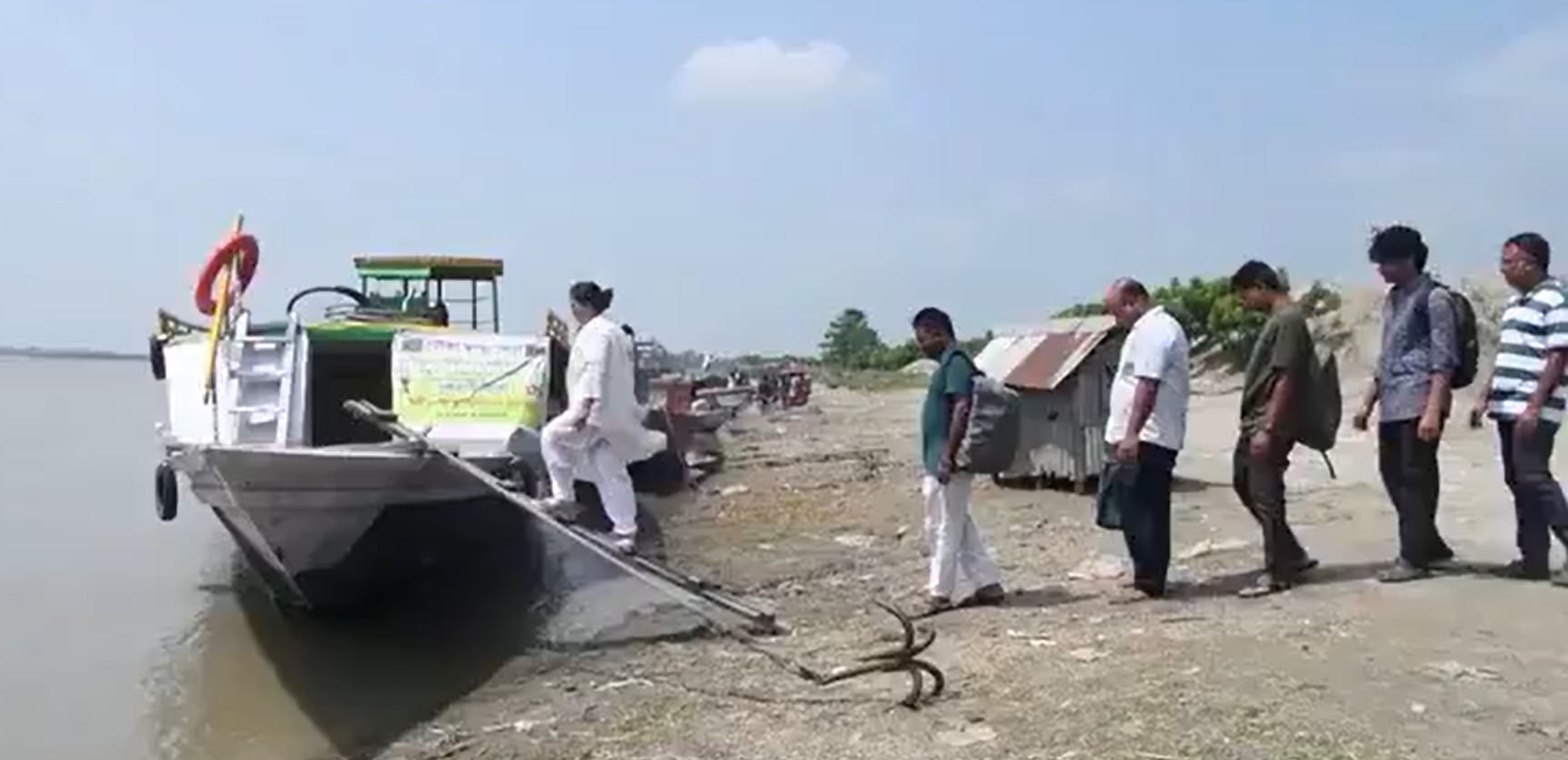 La variación anual del cauce impide instalar establecimientos permanentes en los chars de Assam, donde gran parte de la población solo dispone de servicios sanitarios mínimos (Captura de video)