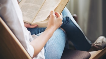 Qué dice la psicología sobre las personas que prefieren leer libros en papel en vez de en digital