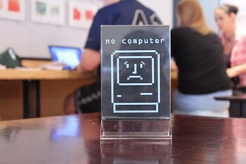 Un cartel en un café