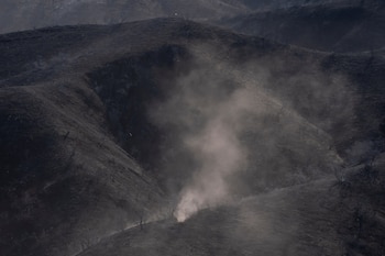 El sur de California enfrenta su primera prueba de fuego del otoño con condiciones que los expertos describen como una combinación poco común de factores de riesgo simultáneos (REUTERS/David Ryder)