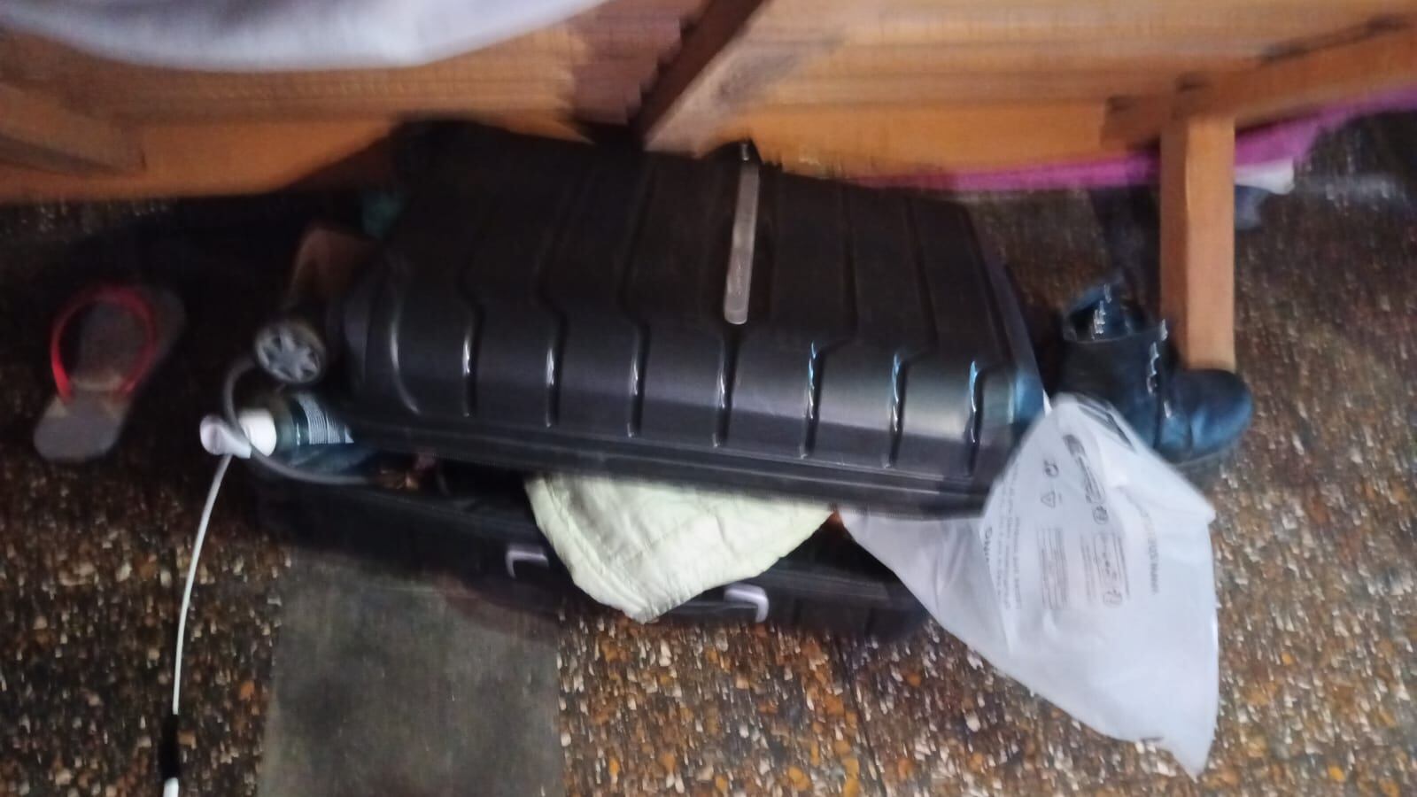 La valija de las víctimas escondida debajo de la cama del detenido