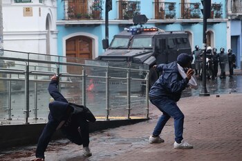 Manifestantes lanzan piedras a la
