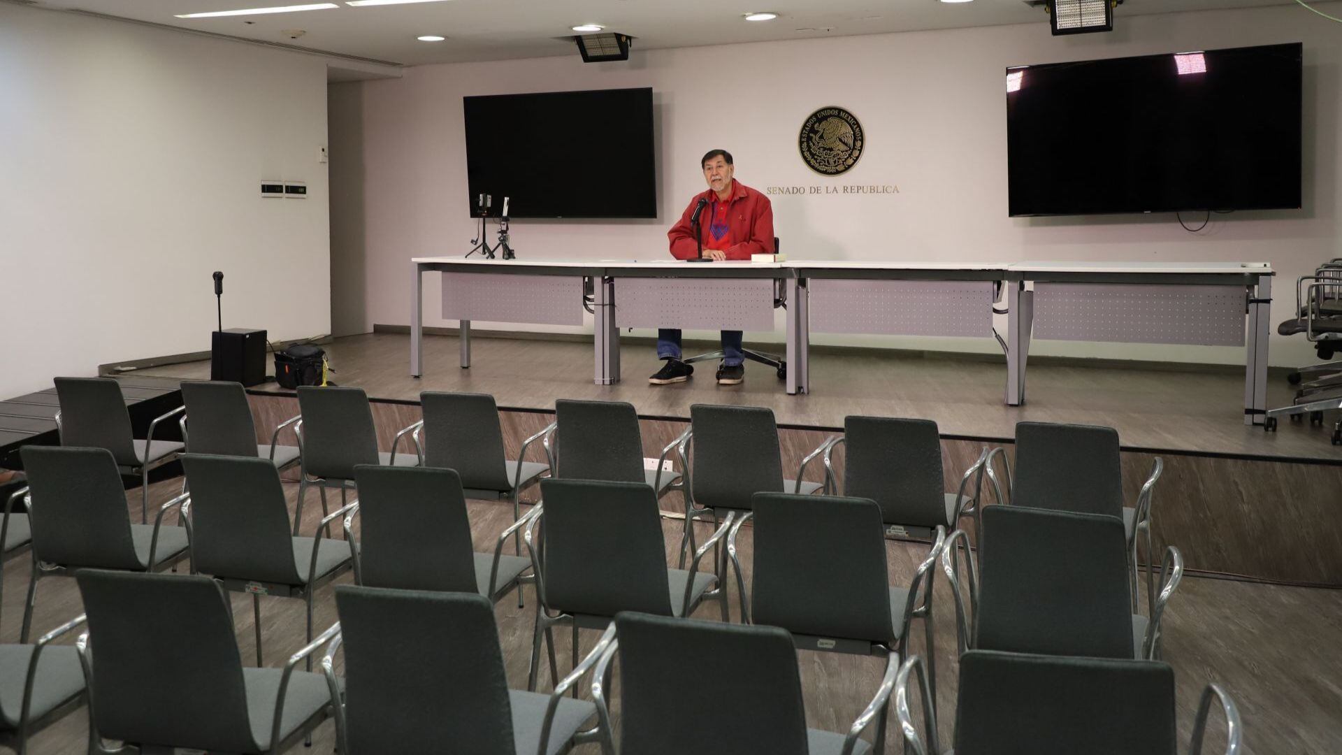 CIUDAD DE MÉXICO, 25NOVIEMBRE2025.- Gerardo Fernández Noroña, senador de Morena, realizó una conferencia de prensa en donde ningún reportero se dio cita, esto luego de que el morenista declaró que