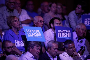 Liz Truss y Rishi Sunak, los dos aspirantes a suceder a Boris Johnson al frente del Gobierno británico, han intensificado su campaña (REUTERS/Peter Nicholls)