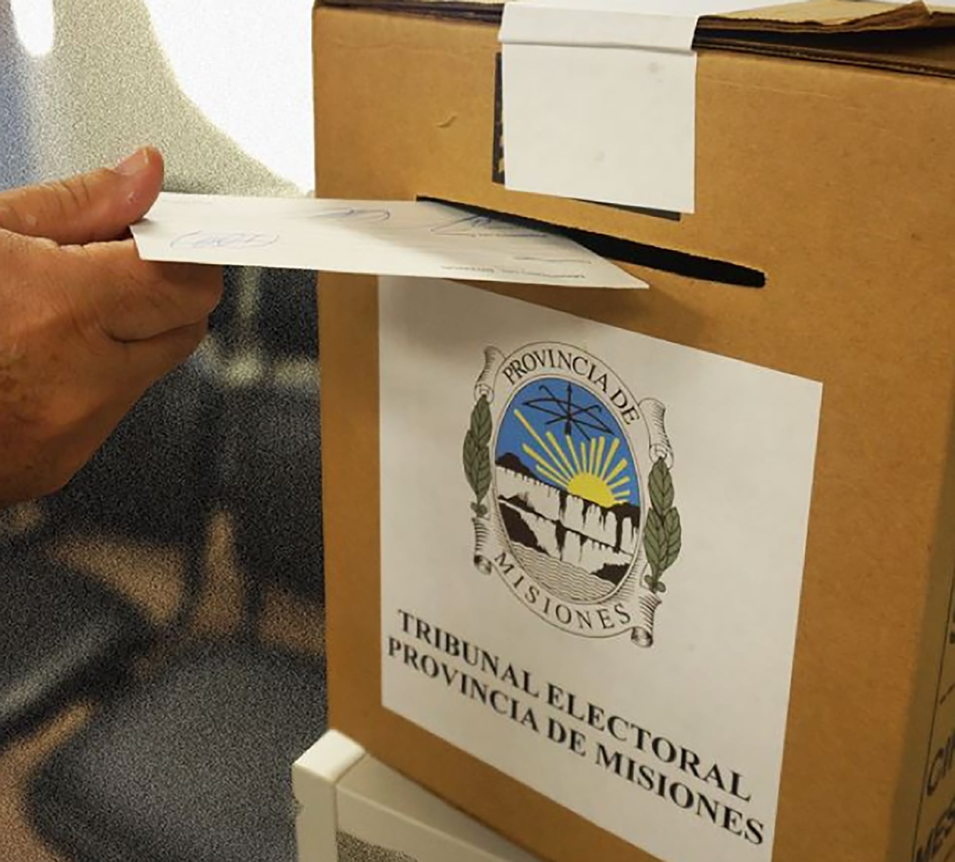 Una urna con la identificación del Tribunal Electoral de Misiones
