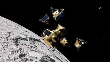 Una nave espacial dorada con el logo de Firefly Aerospace orbita la Luna junto a cuatro pequeños satélites triangulares; la Tierra se ve a lo lejos en el espacio oscuro