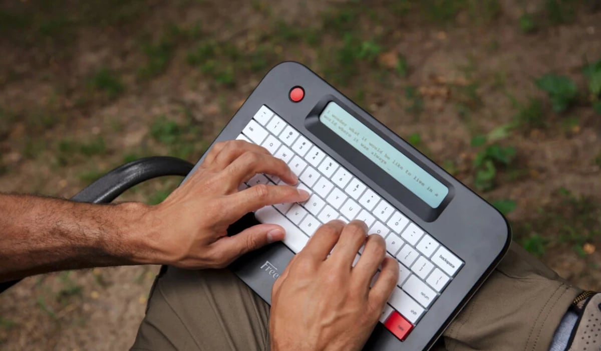 Vuelve la máquina de escribir: teclado físico, con pantalla, sin internet y por más de USD 500