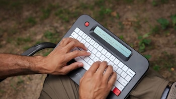 Vuelve la máquina de escribir: teclado físico, con pantalla, sin internet y por más de USD 500