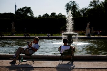 Franceses cerca de una fuente