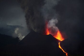 El volcán Cumbre Vieja arroja