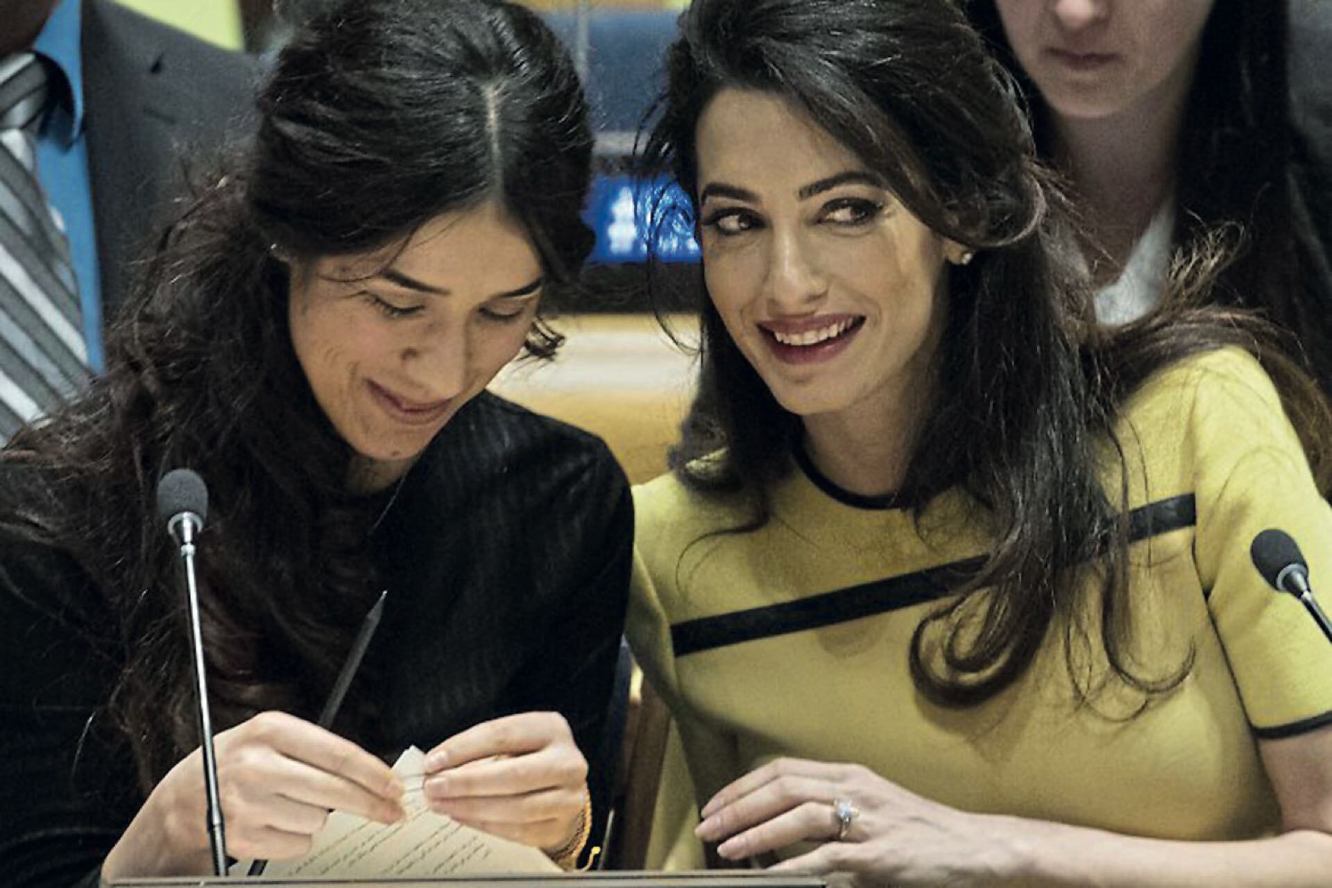 Nadia Murad, junto a su abogada, Amal Clooney, la esposa de George Clooney y pieza fundamental para la demanda de justicia en el genocidio en Irak