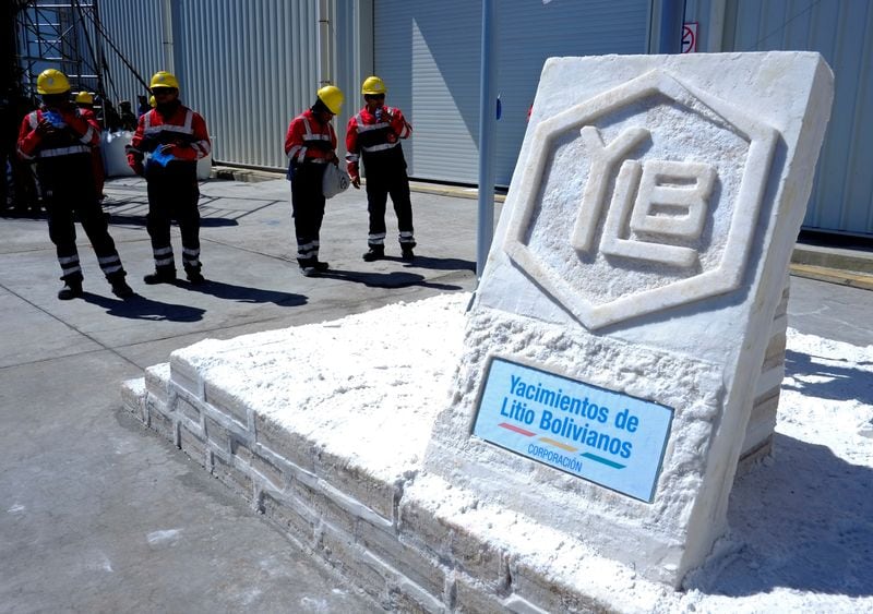 Un letrero de Yacimientos de Litio Bolivianos (YLB) en planta de Llipi en Uyuni, Bolivia. Es una de las empresas públicas en estado crítico. REUTERS/David Mercado