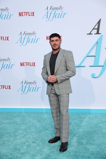 La sastrería que Zac Efron utiliza en la alfombra roja evita la rigidez mediante camisas abiertas en el cuello o remeras lisas (REUTERS/Aude Guerrucci)
