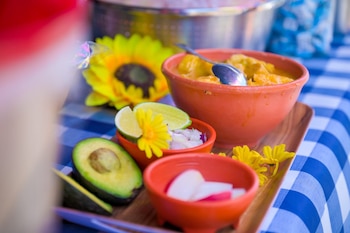 El Mercado Tinetti fue escenario del Festival de la Sopa de Pata, donde familias y visitantes llegaron desde temprano para disfrutar uno de los platos más representativos de El Salvador. (Foto cortesía Alcaldía de San Salvador)