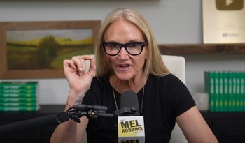 La entrevista en el podcast de Mel Robbins presenta estrategias accesibles para cultivar la resiliencia desde el interior (captura de video)