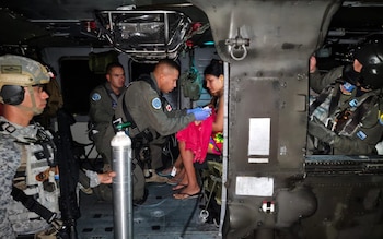 La madre del menor lo acompañó en todo momento - crédito Fuerza Aeroespacial Colombiana / Sitio web