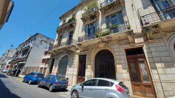 Fachada e ingreso por México: