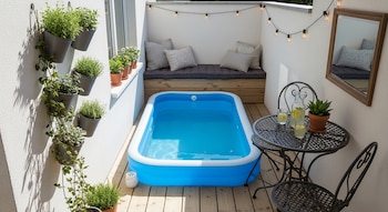 Una piscina en una terraza