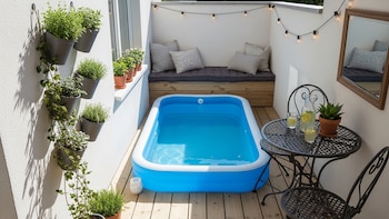Ideas para refrescarse este verano en terrazas pequeñas: cómo poner una piscina y aprovechar todo el espacio