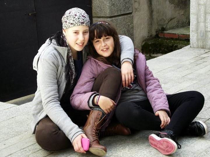 Isabel y Victoria, en una imagen de niñas. (Fundación Unoentrecienmil)