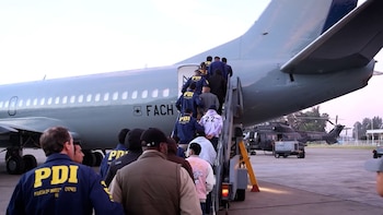 Chile expulsó a otros 40 extranjeros con destino a Colombia y Perú