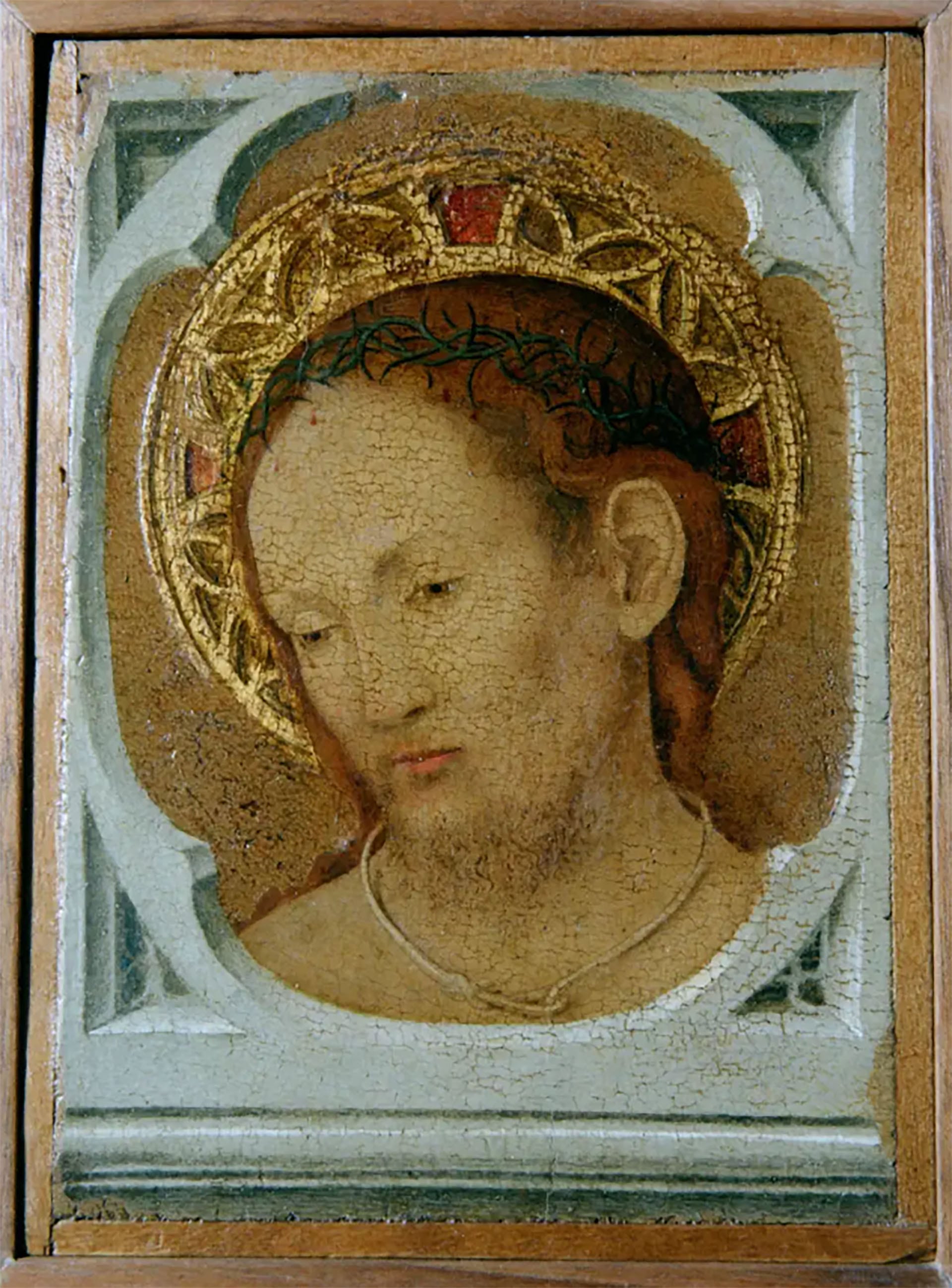 Una pintura del Renacimiento italiano representa a Cristo con una corona de espinas y un nimbo dorado, obra de Antonello da Messina.