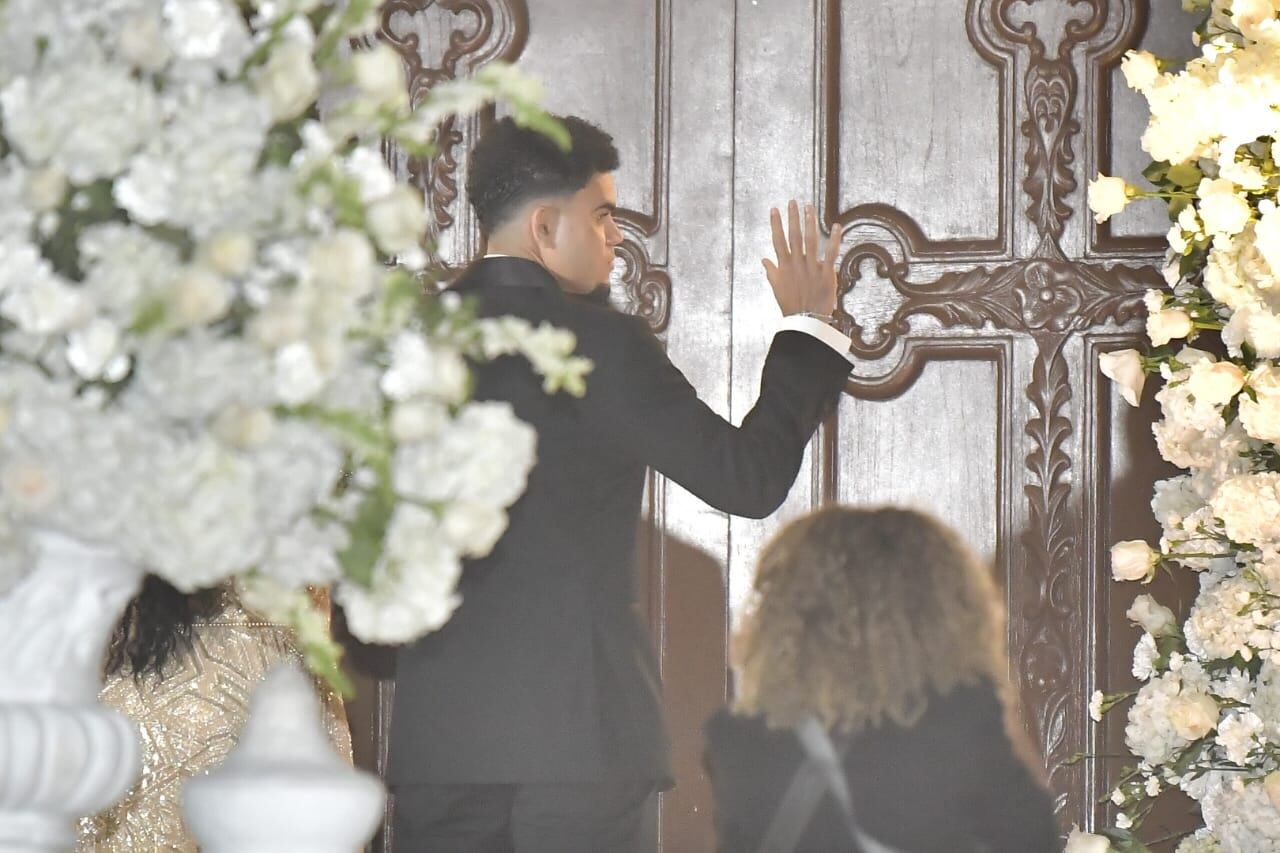 Luis Díaz arribó sobre las 7:00 p. m. a la Iglesia de la Inmaculada Concepción de Barranquilla - crédito @elheraldo/X
