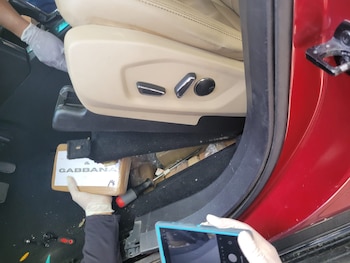 Un control rutinario en la frontera sur de Honduras permitió hallar 154 paquetes rectangulares camuflados en compartimentos bajo los asientos, tras una revisión con escáneres de fibra óptica en el puesto de Pavana Foto cortesía.
