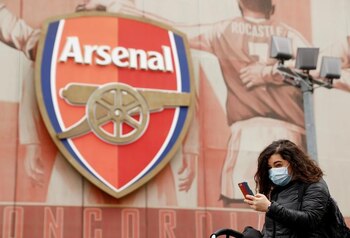 Imagen de archivo de una mujer con una mascarilla caminando por el Estadio Emirates luego de que el técnico Mikel Arteta dio positivo al coronavirus y su partido contra el Brighton por la Liga Premier del fútbol inglés fue cancelado, en Londres, Reino Unido. 13 de marzo, 2020. Action Images via Reuters/John Sibley/Archivo