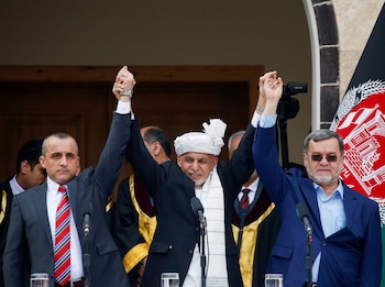 El presidente de Afganistán Ashraf Ghani, el primer Vice Presidente Amrullah Saleh (izquierda) y el segundo vicepresidente Sarwar Danish durante su ceremonia de asunción en Kabu (REUTERS/Mohammad Ismail)