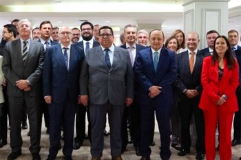 El ministro Contreras posa con los miembros de la Fundación Consejo España Perú. (MEF)