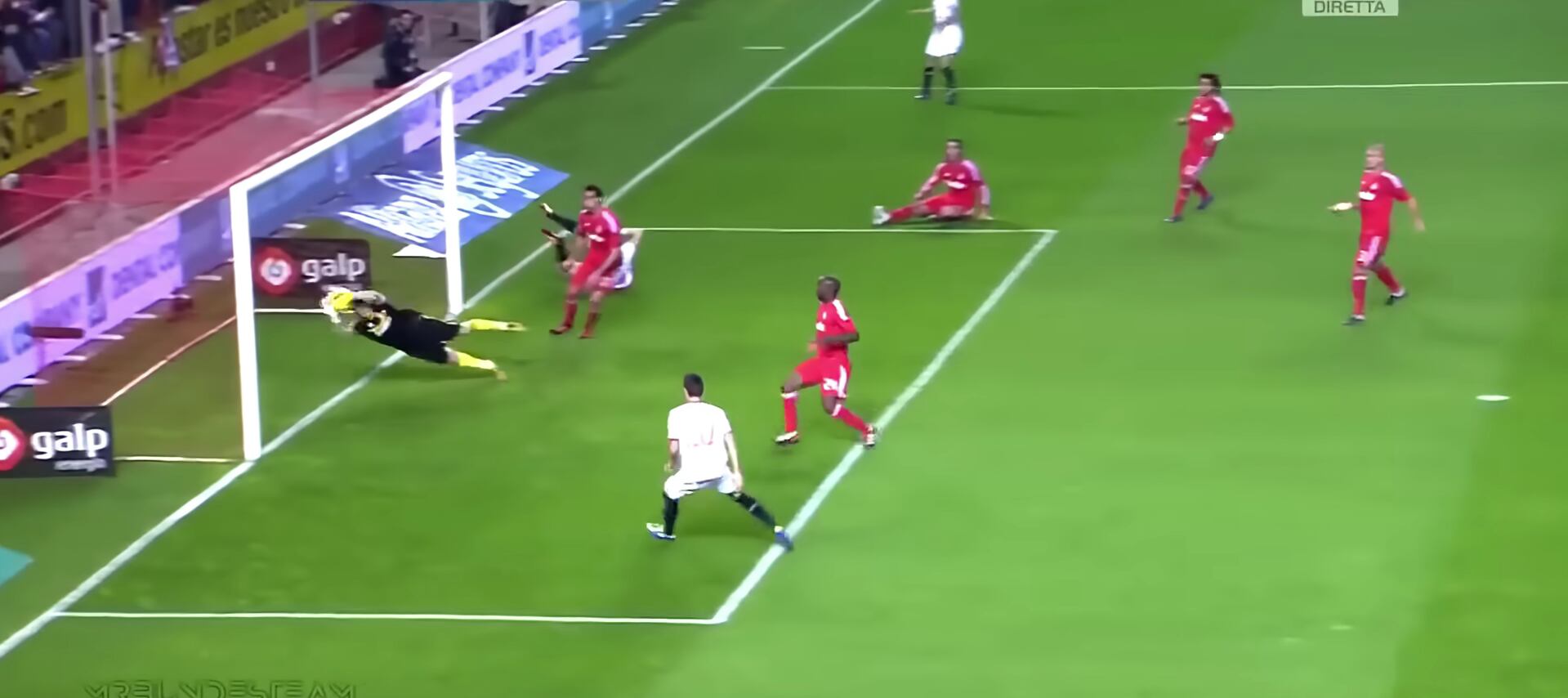 Parada de Iker Casillas a Manu del Moral (Youtube / @topcats754)