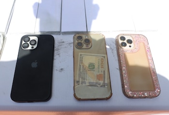 Las autoridades dominicanas analizan teléfonos móviles, cajas fuertes y otros objetos para determinar si hay más cómplices y víctimas./ (Policía Nacional)